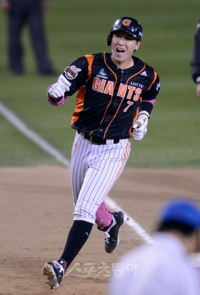 8일 서울 잠실야구장에서 열린 2012 프로야구 준플레이오프 1차전 두산베어스 대 롯데자이언츠 경기 8회초 1사 1루 롯데 박준서가 동점 우월 투런 홈런을 날린 후 그라운드를 돌며 환호하고 있다. 잠실｜김종원기자 won@donga.com 트위터 @beanjjun