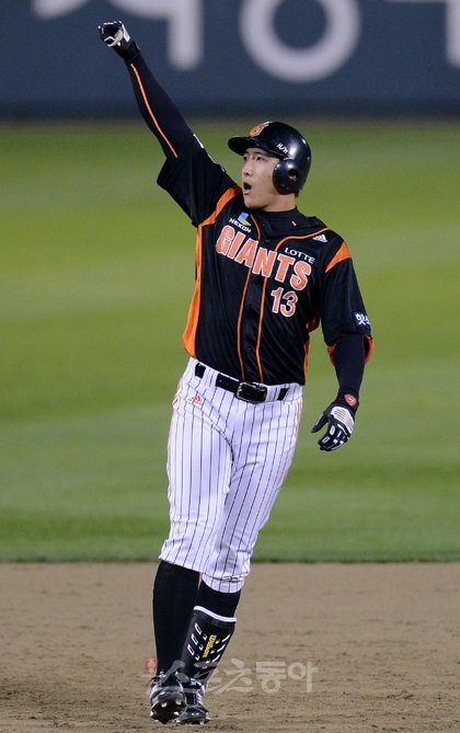 롯데 황재균이 8일 두산과의 준플레이오프 1차전에서 5-5 동점이던 연장 10회 무사 1·3루 찬스에서 결승 1타점 좌익선상 2루타를 때려낸 뒤 오른 주먹을 불끈 쥐며 환호하고 있다. 황재균은 4회 선취타점을 포함해 4타수 2안타 2타점으로 맹활약했다. 잠실｜김종원 기자 won@donga.com 트위터@beanjjun