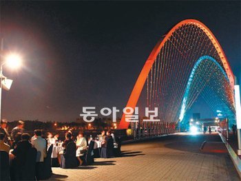국내에서 처음 와인을 테마로 한 대전국제푸드&와인페스티벌이 12일부터 15일까지 대
전무역전시관과 한빛탑광장 엑스포다리 위에서 열린다. 음식과 와인, 문화가 어우러지
는 이번 페스티벌에서는 아름다운 풍광을 지닌 엑스포다리 위에서 ‘세계에서 가장 긴 와
인바’가 연출돼 명품으로 자리 잡을 것으로 보인다. 대전=이기진 기자 doyoce@donga.com
