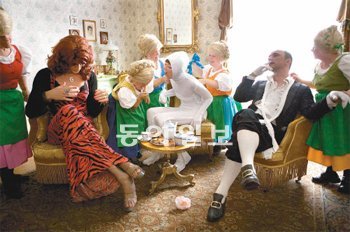 변장과 역할극 등을 통해 관습적으로 받아들이는 정체성에 의문을 제기하는 작업을 선보인 ‘마스커레이드’전에 나온 영상작품 ‘여름동화’. 작품 속에서 트랜스젠더와 남성이 백설공주로 등장해 고정된 성역할, 여성성의 표준에 의문을 제기한다. 코리아나미술관 제공