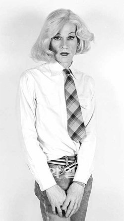 여성으로 분장한 앤디 워홀을 찍은 크리스토퍼 마코스의 ‘레이디 워홀’. 코리아나미술관 제공