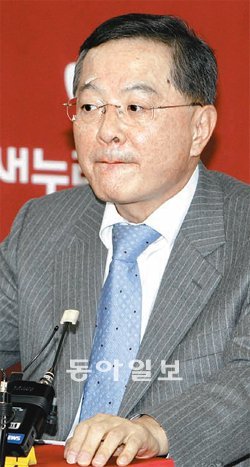 안대희 사퇴 배수진 안대희 새누리당 정치쇄신특별위원장이 8일 서울 여의도 당사에서 기자회견을 열고 한광옥 전 민주통합당 상임고문이 국민대통합위원장으로 임명될 경우 사퇴하겠다는 뜻을 밝히고 있다. 김동주 기자 zoo@donga.com