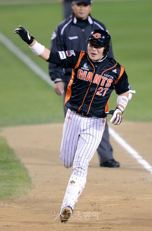 롯데 용덕한이 9회 두산의 홍상삼으로부터 결승 솔로홈런을 때려낸 뒤 베이스를 돌며 환호하고 있다. 김종원기자 won@donga.com