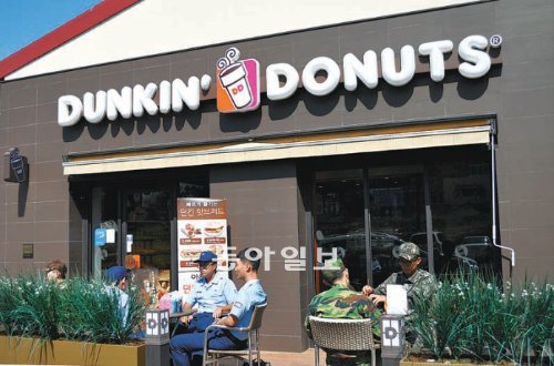 충북 충주시의 한 공군 부대 내에 들어선 던킨도너츠 매장에서 군인들이 음료와 도넛을 즐기고 있다. 매장은 장병들의 편의시설인 동시에 가족과 친구들이 이용하는 면회시설 역할도 한다. 던킨도너츠 제공