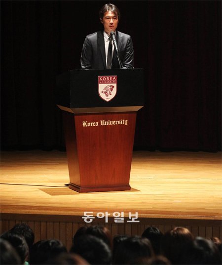 홍명보 런던 올림픽 축구대표팀 감독이 9일 모교인 고려대에서 자신의 경험담을 예로 들면서 후배들에게 글로벌 리더십과 휴머니즘, 소통에 대해 강연하고 있다. 장승윤 기자 tomato99@donga.com