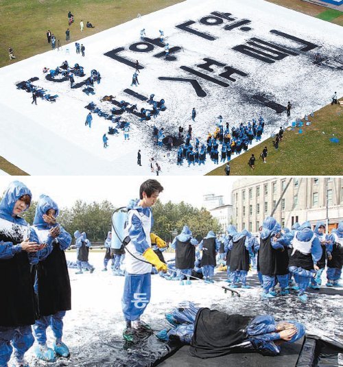 566돌 한글날… 몸으로 찍은 세계 최대 판본 566돌 한글날을 기념하는 ‘2012 한글문화축제: 세계 최대 인간 판본 몸찍기’가 9일 오후 서울광장에서 열렸다. 한글문화축제의 일환으로 열린 이번 퍼포먼스에는 150여 명의 자원봉사자와 대학생들이 직접 몸에 먹을 묻히고 45×20m의 대형 천에 ‘한글, 한뜻, 한국’이라는 세 단어를 새겨 넣었다. 변영욱 기자 cut@donga.com