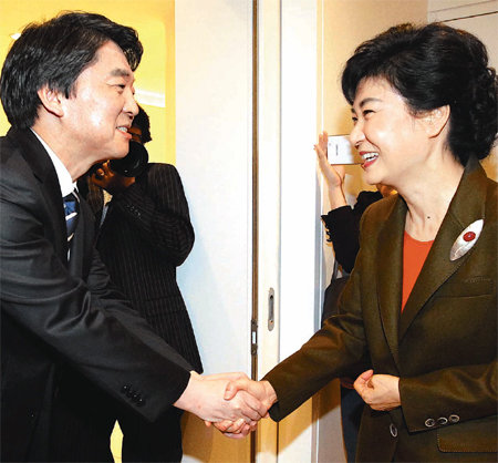 박근혜-안철수, 대선후보로 첫 만남 새누리당 박근혜 후보(오른쪽)와 무소속 안철수 후보가 9일 서울 광진구 쉐라톤그랜드워커힐호텔에서 열린 세계지식포럼 행사장 앞에서 만나 인사를 나누고 있다. 두 사람이 대선출마 선언 후 만난 것은 처음이다. 국회사진기자단