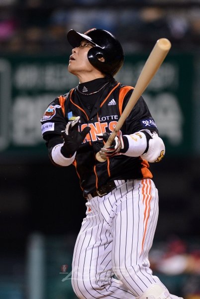 한 마리의 ‘용’이 된 롯데 자이언츠 용덕한. 스포츠동아DB