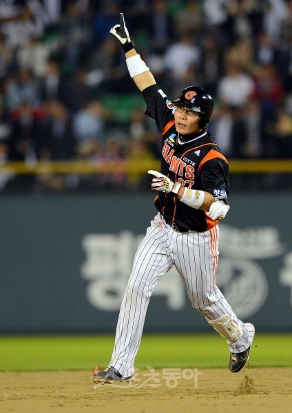 준PO 1·2차전에서 맹활약한 롯데 용덕한은 최초로 시즌 도중 자신을 트레이드시킨 친정팀을 상대로 한 포스트시즌 시리즈 MVP에 도전한다. 용덕한이 9일 두산과의 준PO 2차전 9회초 결승 솔로홈런을 친 뒤 그라운드를 돌고 있다. 잠실｜박화용 기자 inphoto@donga.com 트위터@seven7sola