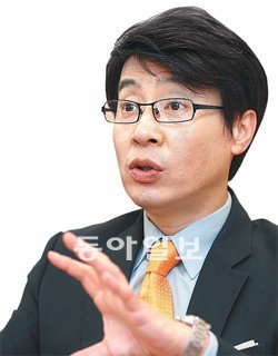 10일 만난 정복기 한국씨티은행 씨티골드프라이빗클라이언트본부장은 “집을 줄이고 현금성 자산을 절반가량 유지하는 등 불황기 투자전략이 필요하다”고 말했다. 김미옥 기자 salt@donga.com