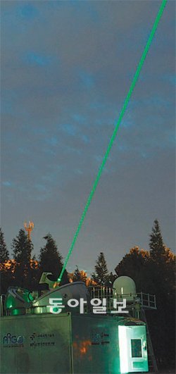 “스파이위성 꼼짝 마” ‘인공위성 레이저 추적(SLR)’ 시스템에서 선명한 녹색 레이저가 뿜어져 나오고 있다. 한국천문연구원 제공