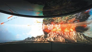 최근 개장한 제주세계자연유산센터에 설치된 360도 스크린을 통해 보는 한라산 분화 그래픽영상.