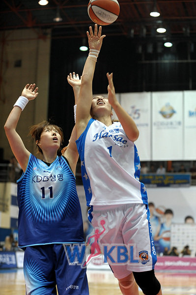 우리은행 양지희(왼쪽)가 12일 구리체육관에서 열린 KDB생명과의 시즌 개막전에서 골밑슛을 시도하고 있다. 사진제공｜WKBL