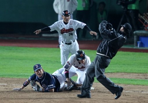 12일 저녁 부산 사직야구장에서 열리는 `2012 팔도 프로야구` 롯데자이언츠와 두산베어스의 준플레이오프 4차전 경기에서 연장 10회말 1사 2루에서 폭투로 박준서가 3루에서 홈으로 달리고 있다. 사진제공｜스포츠코리아