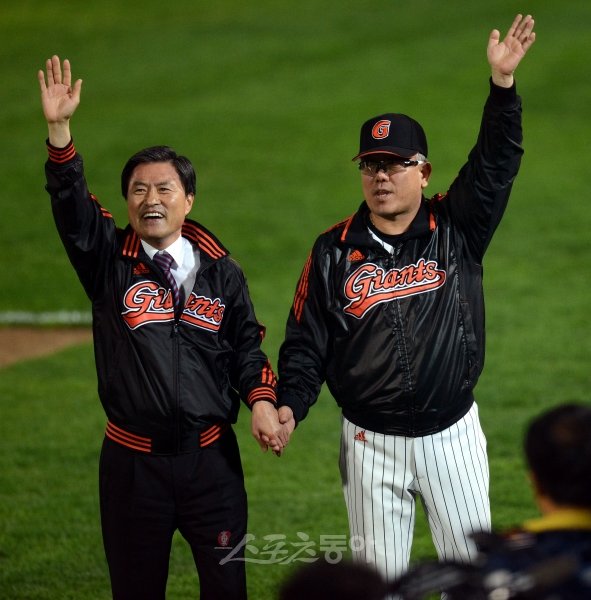 12일 부산 사직야구장에서 열린 2012 프로야구 준플레이오프 4차전 롯데자이언츠 대 두산베어스 경기에서 승리하며 시리즈 전적 3승 1패로 플레이오프에 진출한 롯데 양승호 감독(오른쪽)이 팬들에게 인사하고 있다. 사직｜김종원기자 won@donga.com 트위터 @beanjjun