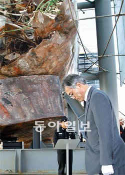 문재인, 천안함 찾아가 묵념 민주통합당 문재인 대선후보가 12일 경기 평택시 해군2함대사령부 내에 전시된 천안함 잔해를 찾아 헌화한 뒤 묵념을 하고 있다. 평택=안철민 기자 acm08@donga.com