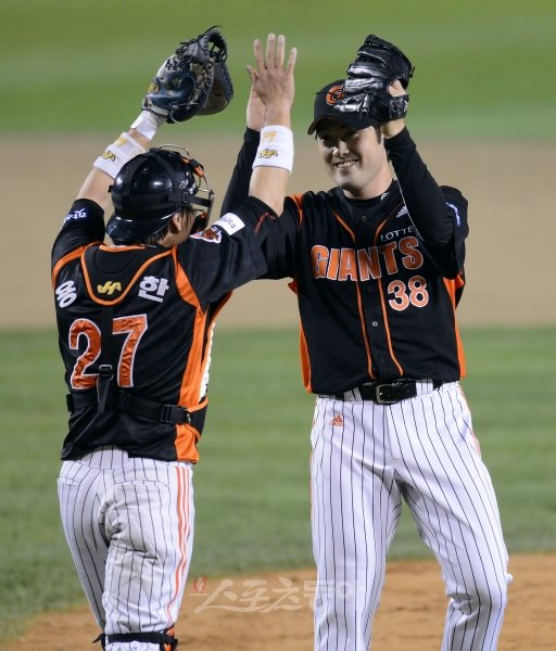 롯데 정대현의 공은 타자 앞에서 변화무쌍하게 꿈틀거린다. ‘SK 수호신’, ‘여왕벌’로 불렸던 그가 이제 과거를 뒤로 한 채 
‘대장 갈매기’로 SK와의 PO를 앞두고 있다. 정대현(오른쪽)이 9일 두산과의 준PO 2차전 승리 직후 포수 용덕한과 
하이파이브를 하고 있다. 잠실｜김종원 기자 won@donga.com 트위터 @beanjjun