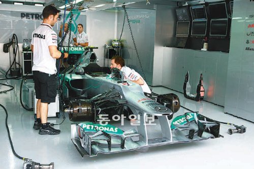 14일 오후 F1 코리아 그랑프리 결선 레이스가 시작되기 전에 피트 크루들이 니코 로스베르크 선수가 운전할 머신을 정비하고 있다. 영암=석동빈 기자 mobidic@donga.com
