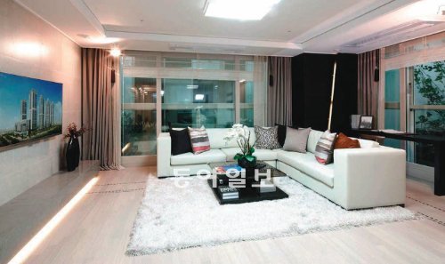 분양을 앞둔 인천 ‘송도 캠퍼스타운’은 인천지하철 1호선 캠퍼스타운역에 맞붙은 초역세권 아파트인 데다 우수한 교육환경, 중소형 위주의 구성으로 주목받고 있다. 사진은 거실과 안방 사이에 서재 공간을 특화한 101m²형의 모습. 롯데건설 제공