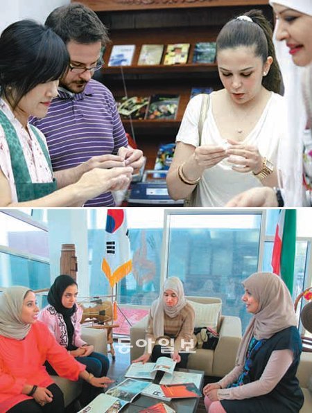 쿠웨이트 한국대사관이 주최한 ‘한국 문화 디와니야’는 쿠웨이트에 한국 문화를 전방위적으로 알리는 첨병 역할을 하고 있다. 송편을 만들고 있는 디와니야 회원들(위)과 매월 한 번씩 열리는 디와니야 회의. 쿠웨이트=신나리 기자 journari@donga.com
