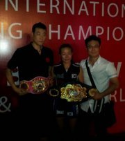 지인진과 WBO 챔피언 홍서연(가운데). 지인진 제공.