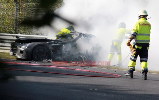 2014년 형 메르세데스 벤츠 SLS AMG 블랙 시리즈 프로토타입이 뉘르부르크링에서 테스트도중 발생한 화재로 차체가 전소됐다.
