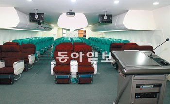 서울호서전문학교 항공서비스과의 ‘A380’ 비행기를 재현한 항공실습시설. 서울호서전문학교 제공