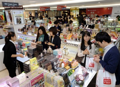 최대 50%까지 할인하는 ‘힐링세일’ 기간을 맞아 롯데면세점 잠실점을 방문한 고객들이 점원에게 상품에 대한 설명을 듣고 있다. 사진제공｜롯데면세점