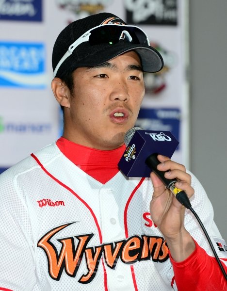 15일 오후 인천 문학야구장에서 열린 '2012 팔도 프로야구 플레이오프 미디어데이'에서 SK 정근우가 인터뷰를 하고 있다. 문학｜김민성 기자 marineboy@donga.com 트위터 @bluemarine007