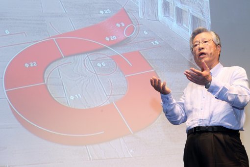 KT 이석채 회장이 15일 서울 세종로 올레스퀘어에서 공간, 브랜드, 시각물, 기업문화에 이어 디자인 경영을 제품까지 확대한 PI에 대해 발표하고 있다. 사진제공｜KT