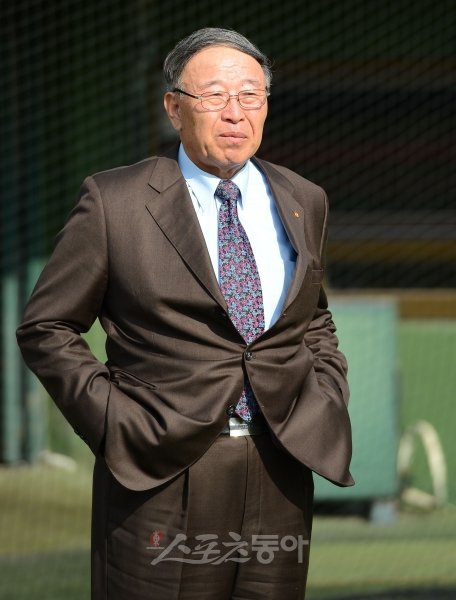 김응룡 감독이 15일 오전 대전 한밭야구장에서 9대 한화이글스 감독에 취임을 가졌다. 김응룡 감독이 선수단 상견례에서 선수들을 살펴보고 있다. 대전ㅣ박화용 기자 inphoto@donga.com 트위터 @seven7sola