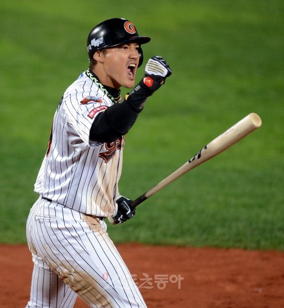 롯데 홍성흔은 16일부터 시작하는 플레이오프(PO)를 앞두고 말보다는 행동으로 ‘가을야구 DNA’를 후배들에게 전수하고 있다. 홍성흔이 12일 열린 준PO 4차전 8회 볼넷으로 출루하며 포효하고 있다. 사직｜김종원 기자 won@donga.com 트위터@beanjjun