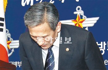 김관진 국방 대국민사과 김관진 국방부 장관이 15일 서울 용산 국방부 청사에서 북한군 병사의 ‘노크 귀순’ 사건과 관련한 군 기강 해이에 대해 대국민 사과문을 발표한 뒤 고개를 숙이고 있다. 원대연 기자 yeon72@donga.com