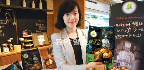 CJ제일제당 직원이 서울 중구 쌍림동 CJ제일제당 본사 안에 있는 ‘프레시 마켓’에서 중국 상하이식 냉동만두 ‘프레시안 빠오즈 바이 차이나팩토리’를 선보이고 있다. CJ제일제당 제공