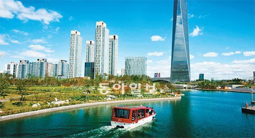 게일인터내셔널이 송도국제도시 국제업무단지에 조성한 센트럴파크 인공수로에 수상택시가 지나가고 있다. 게일인터내셔널 제공
