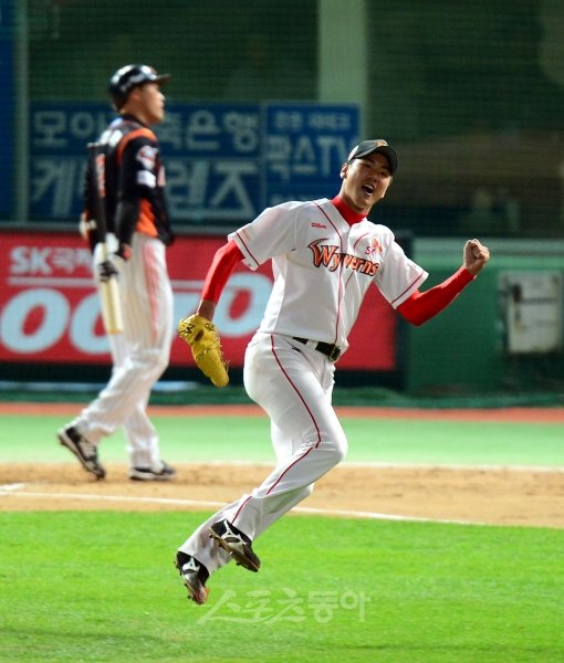 SK 김광현이 롯데 조성환을 삼진으로 아웃시킨 뒤 주먹을 쥐며 환호하고 있다. 문학 | 김민성 기자 marineboy@donga.com 트위터 @bluemarine007