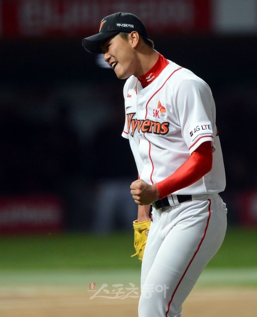 김광현이 6회초 1사 1,3루 롯데 박준서의 병살타때 주먹을 쥐고 덕아웃으로 들어오고 있다.
문학ㅣ박화용 기자 inphoto@donga.com 트위터 @seven7sola