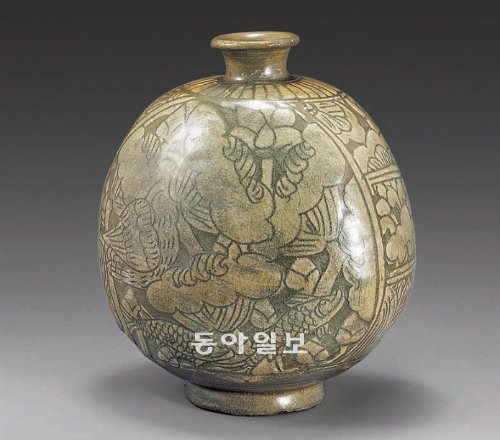 조선시대인 15세기에 만들어진 분청사기박지연어문편병(국보 179호). 분청사기 특유의 자유분방한 기운을 잘 보여준다. 호림박물관 제공