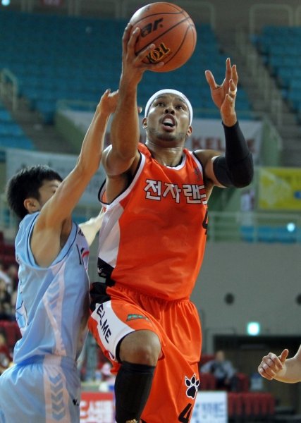 전자랜드 디안젤로 카스토(가운데)가 16일 인천 삼산월드체육관에서 열린 ‘2012∼2013 KB국민카드 프로농구’ 모비스와의 홈경기에서 골밑을 파고들어 슛을 던지고 있다. 사진제공｜KBL