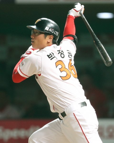 역시 한국의 ‘미스터 옥토버’다. SK 박정권이 16일 문학에서 열린 PO 1차전에서 1-1로 맞선 6회말 2사 3루서 롯데 김사율을 상대로 결승 좌전적시타를 때리고 있다. 사진제공｜스포츠코리아