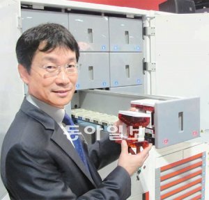 미 최대 요양병원 업체에 원격 무인약품공급기를 공급하게 된 크레템의 김호연 사장이 8일 미 플로리다 주 탬파에서 열린 전시회에서 장비의 기능을 설명하고 있다. 탬파=박현진 특파원 witness@donga.com