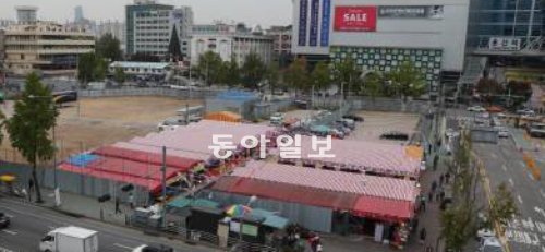 ‘청소년출입제한구역’이라고 적힌 가림막 사이로 빨간 불빛이 새어 나오던 서울 용산구 한강로 집창촌 터에 16일 오후 포장마차 25동이 들어서 있다. 용산역 앞에서 장사하던 포장마차들이다. 재개발 때문에 집창촌과 함께 사라질 위기에 처했지만 조합과 용산구의 양보 덕에 공사가 시작되는 2014년까지는 영업을 할 수 있게 됐다. 박영대 기자 sannae@donga.com