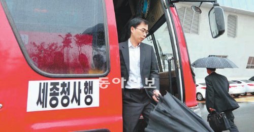 지난달 17일 세종시로 첫 출근을 한 국무총리실 직원들이 버스에서 내리고 있다. 세종=홍진환 기자 jean@donga.com