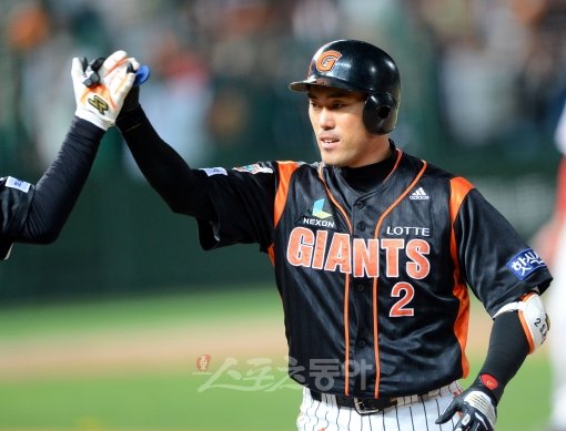 조성환이 박준서의 대타로 나와 적시타를 치고 나간 후 1루에서 박계원 코치의 축하를 받고 있다.
문학ㅣ박화용 기자 inphoto@donga.com 트위터 @seven7sola