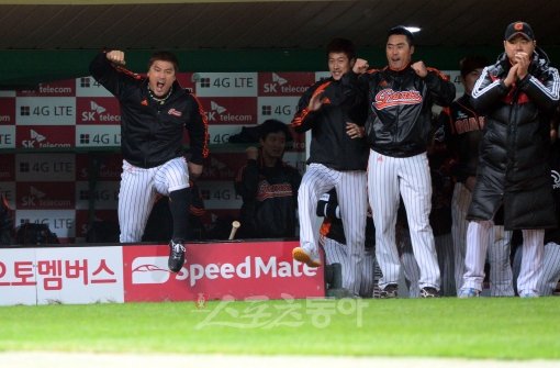 10회초 롯데 타자 정훈이 볼넷으로 밀어내기에 성공하자 롯데 선수들이 환호하고 있다.
문학ㅣ박화용 기자 inphoto@donga.com 트위터 @seven7sola