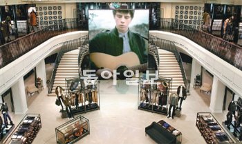 버버리가 자사 웹사이트 환경을 매장에 도입한 영국 런던 리젠트 스트리트 매장 전경. 중앙의 대형 화면에는 웹사이트의 첫 화면처럼 패션쇼와 다양한 공연 등이 나온다. 버버리 제공