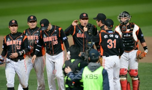 5-4 역전승을 거둔 롯데 선수들이 경기 종료 후 기뻐하고 있다. 문학 | 김종원기자 won@donga.com 트위터 @beanjjun