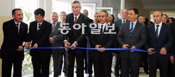 ‘삼성 아카데미’ 개소식이 16일(현지 시간) 터키 이스탄불 티자레트 오다스 기술고에
서 열렸다. 왼쪽에서 두 번째부터 홍성룡 삼성전자 터키법인장, 우우르 에르데네
르 IOC 위원 겸 터키올림픽위원장, 카즘 테킨 이스탄불 주지사, 무아메르 이을드즈
이스탄불 교육청장. 삼성전자 제공