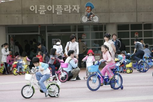 스피돔 ‘이륜이 플라자’에서 어린이들이 무료로 대여한 자전거를 타며 즐거워하고 있다. 사진제공｜국민체육진흥공단