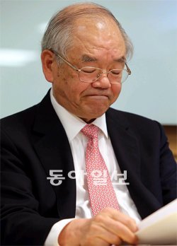 서남표 KAIST 총장이 17일 서울 종로구 수송동 서머셋 팰리스 호텔에서 기자회견을 열고 “내년 3월 총장직을 자진 사임하겠다”고 밝혔다. 최혁중 기자 sajinman@donga.com